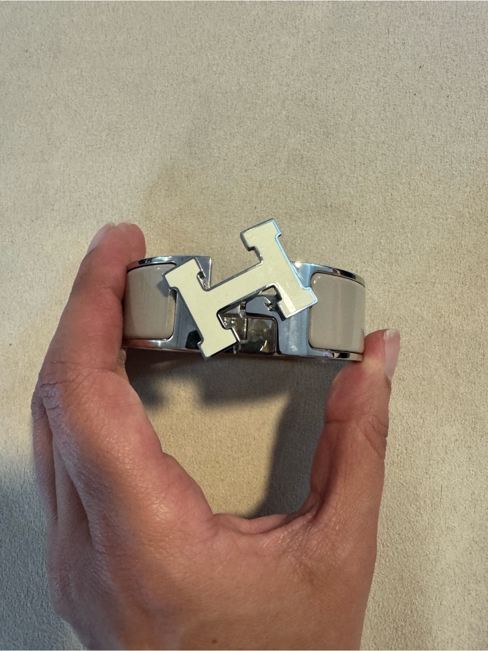 Hermès Clic Clac H Bracelet in Marron Glacé with white H - Picture 2 of 3